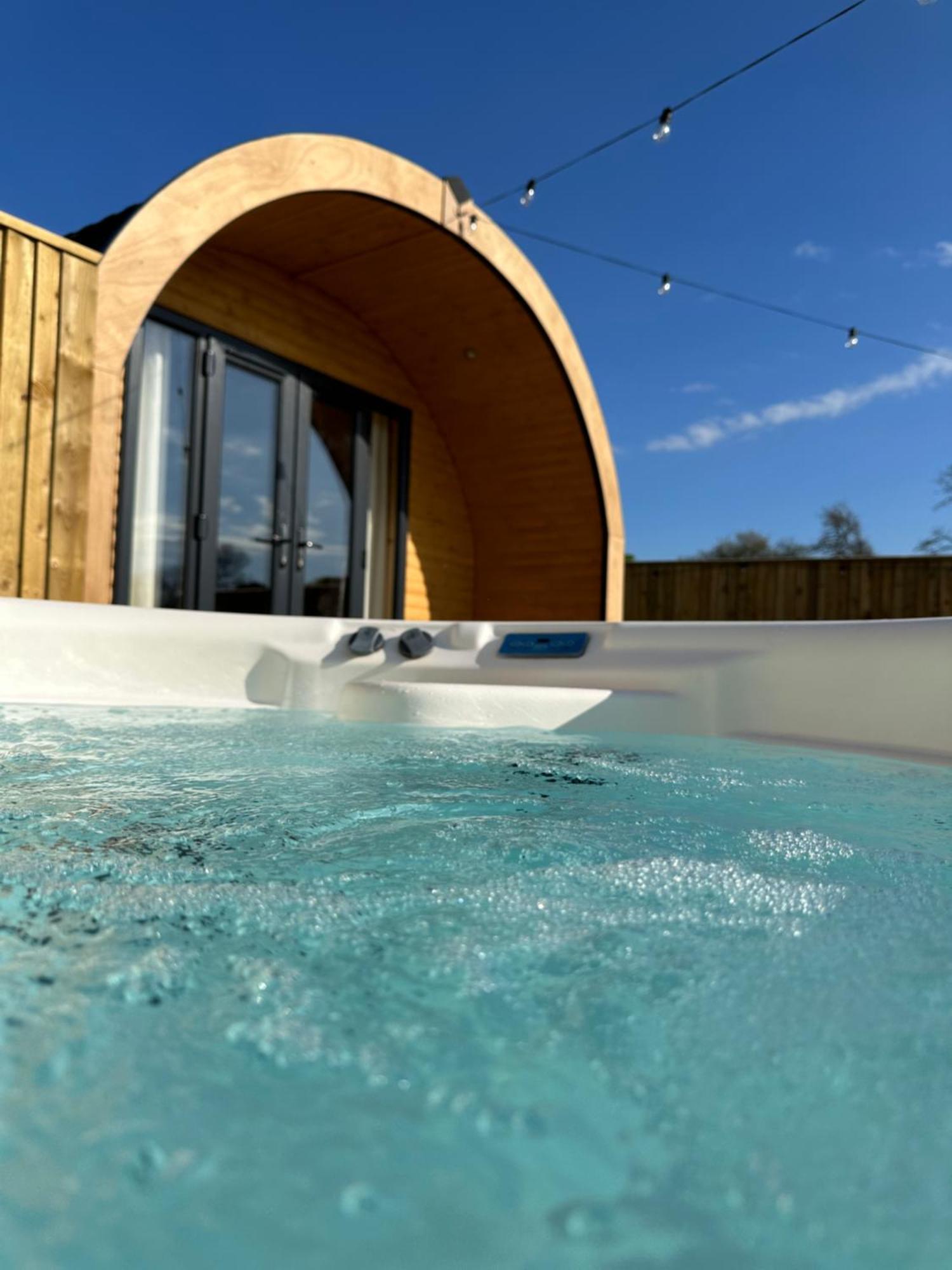 Lois' Pod With Hot Tub, Near Airport Hotel Bristol Ngoại thất bức ảnh