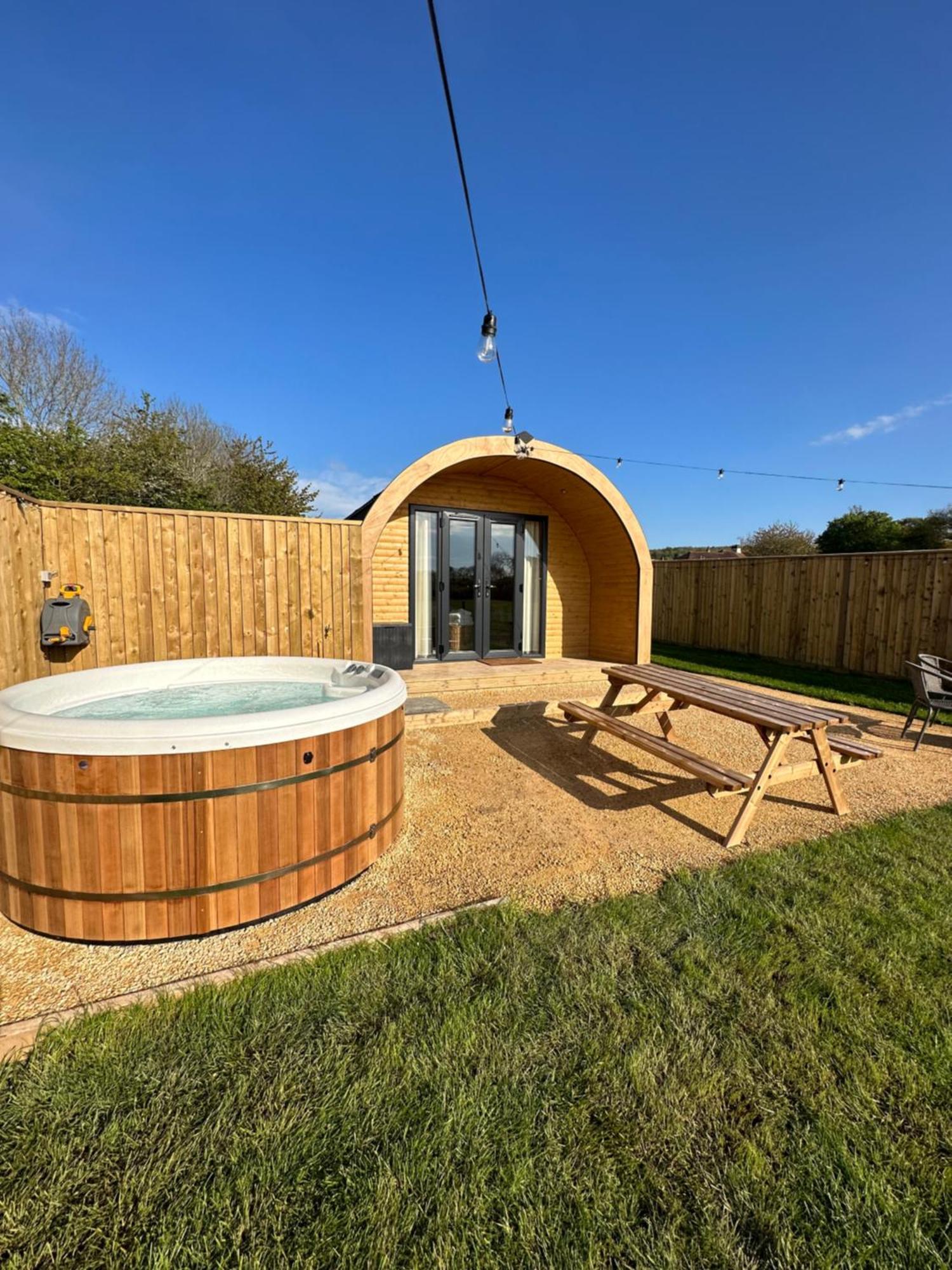 Lois' Pod With Hot Tub, Near Airport Hotel Bristol Ngoại thất bức ảnh